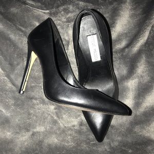 Steve Madden Classic Black Pumps